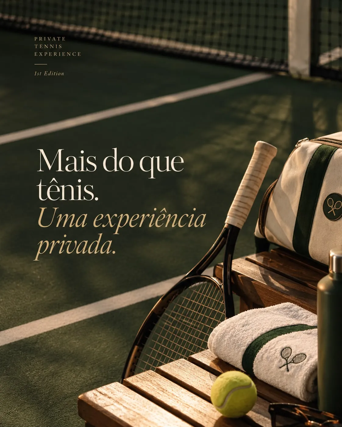 Raquete com grip branco apoiada em banco de madeira ao lado de toalha e bolsa bordadas com as raquetes cruzadas, ao fim da tarde, na quadra.